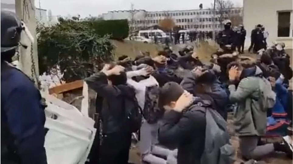 Βίντεο σοκ από τη Γαλλία: Αστυνομικοί έβαλαν μαθητές με «κίτρινα γιλέκα» να γονατίσουν και να βάλουν τα χέρια στο κεφάλι